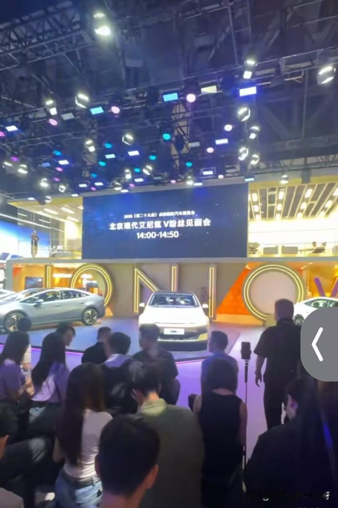 车展现场很容易被热闹气氛带动，一边看明星，一边研究新车，逛展体验直接拉满。十号馆