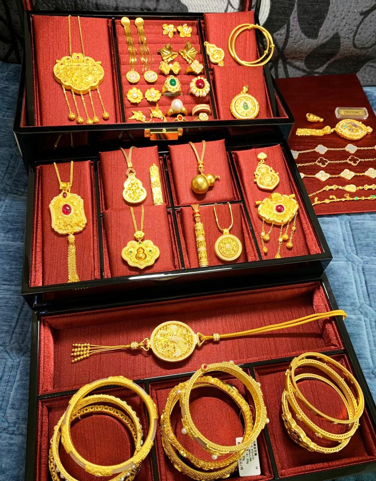 奉劝大家一句，
不要被现在的金价骗了！

手里有300克以上黄金的，千万别被现在