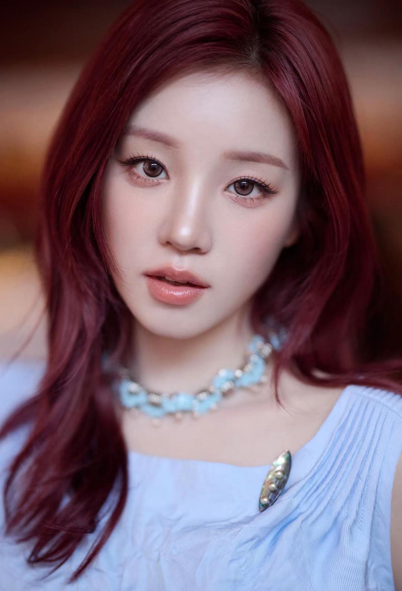 宋雨琦又赢麻了！
TORY BURCH全球大秀，她直接把蓝调高级感焊死在身上，谁