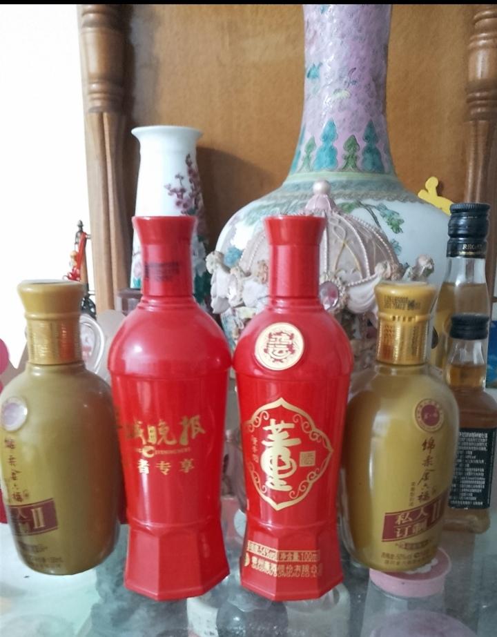 我都忘记是哪一年了，我订了一年的羊城晚报，收到了两瓶董酒，现在董酒还没有喝，也不