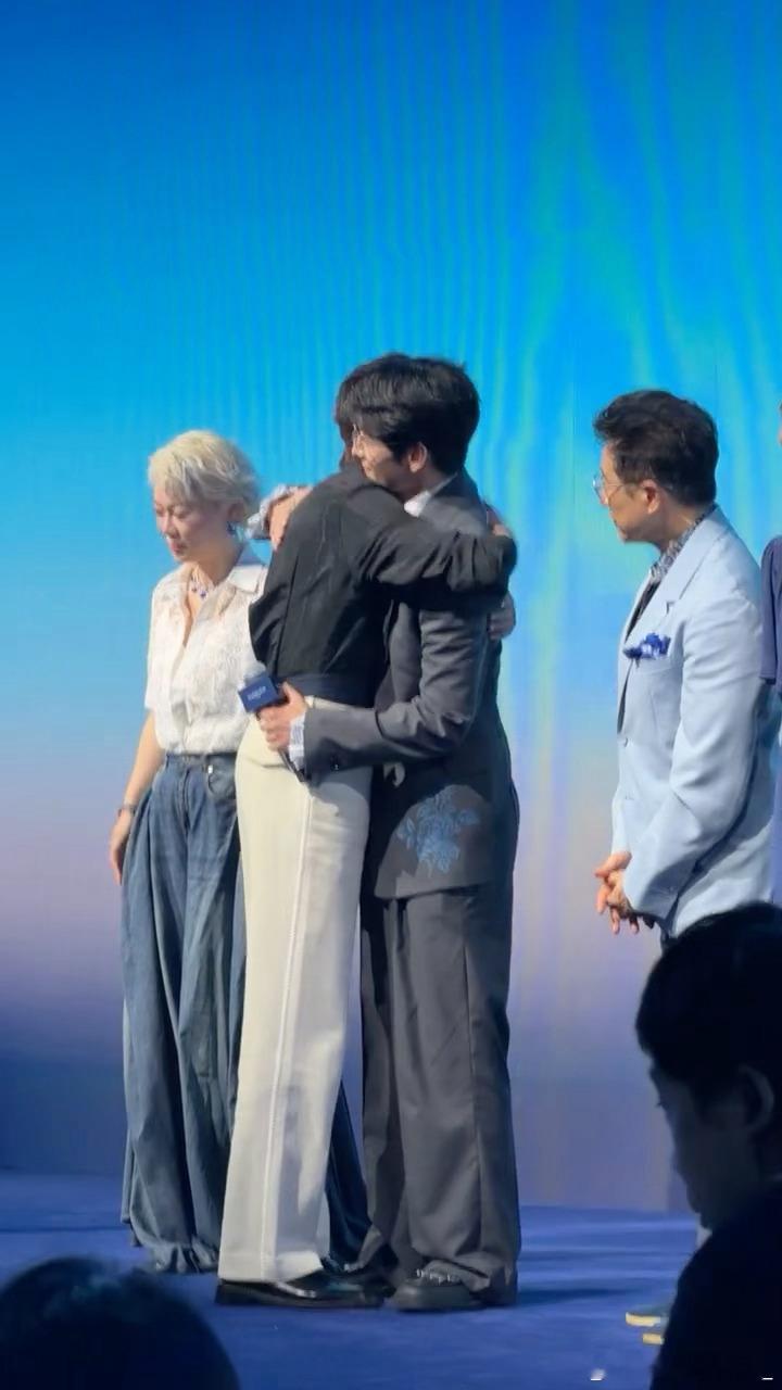 王鹤棣杨洋拥抱同框 