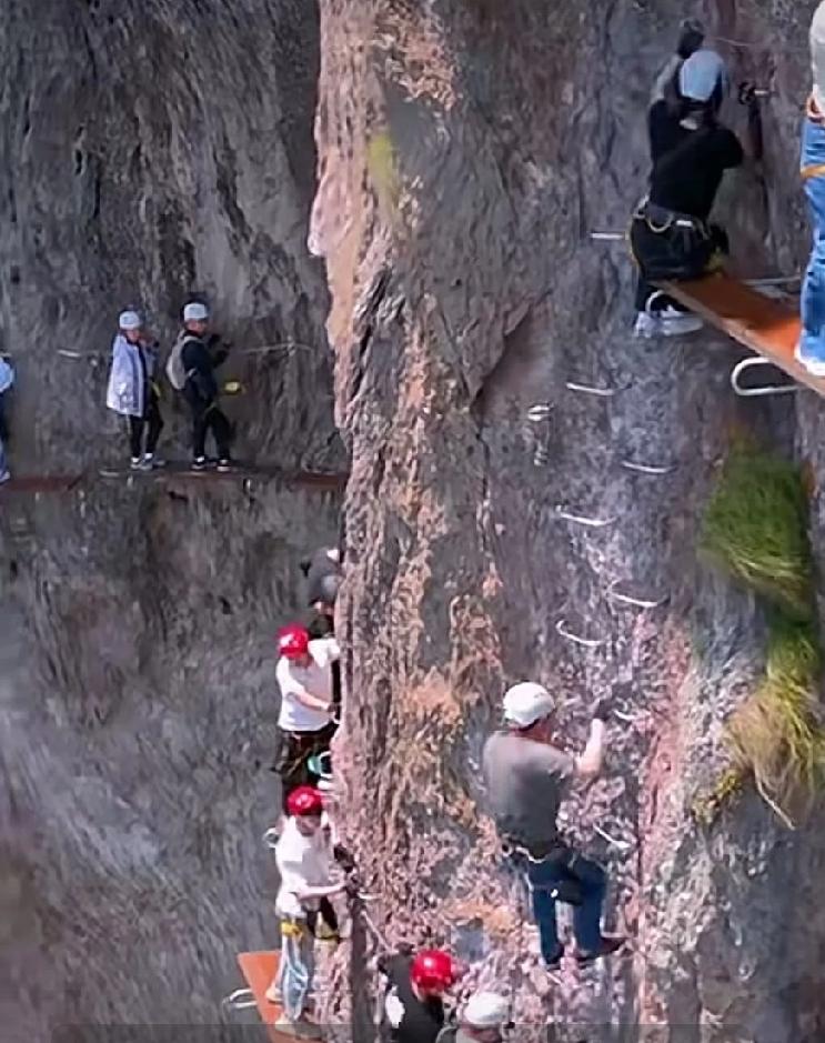 这就是悬崖峭壁，脚下是万丈深渊……
      外出旅游，这个“徒手攀岩”你有胆