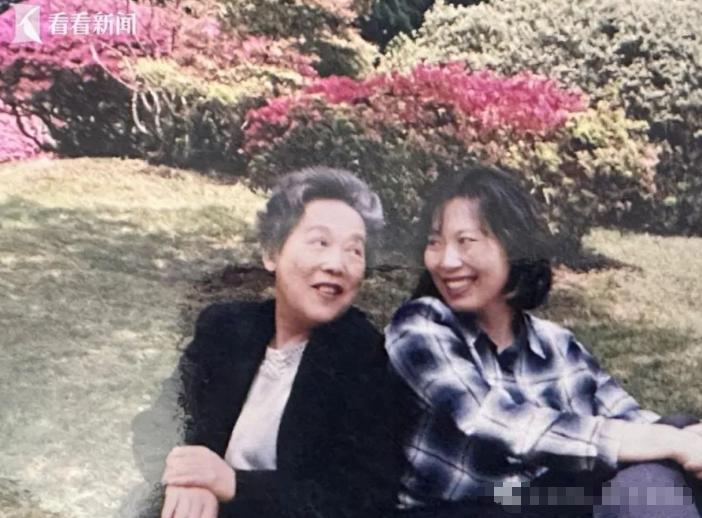 2001年，上海姑娘张玮掏空家底给独居恩师买下一套养老房。谁料20年后恩师离世，