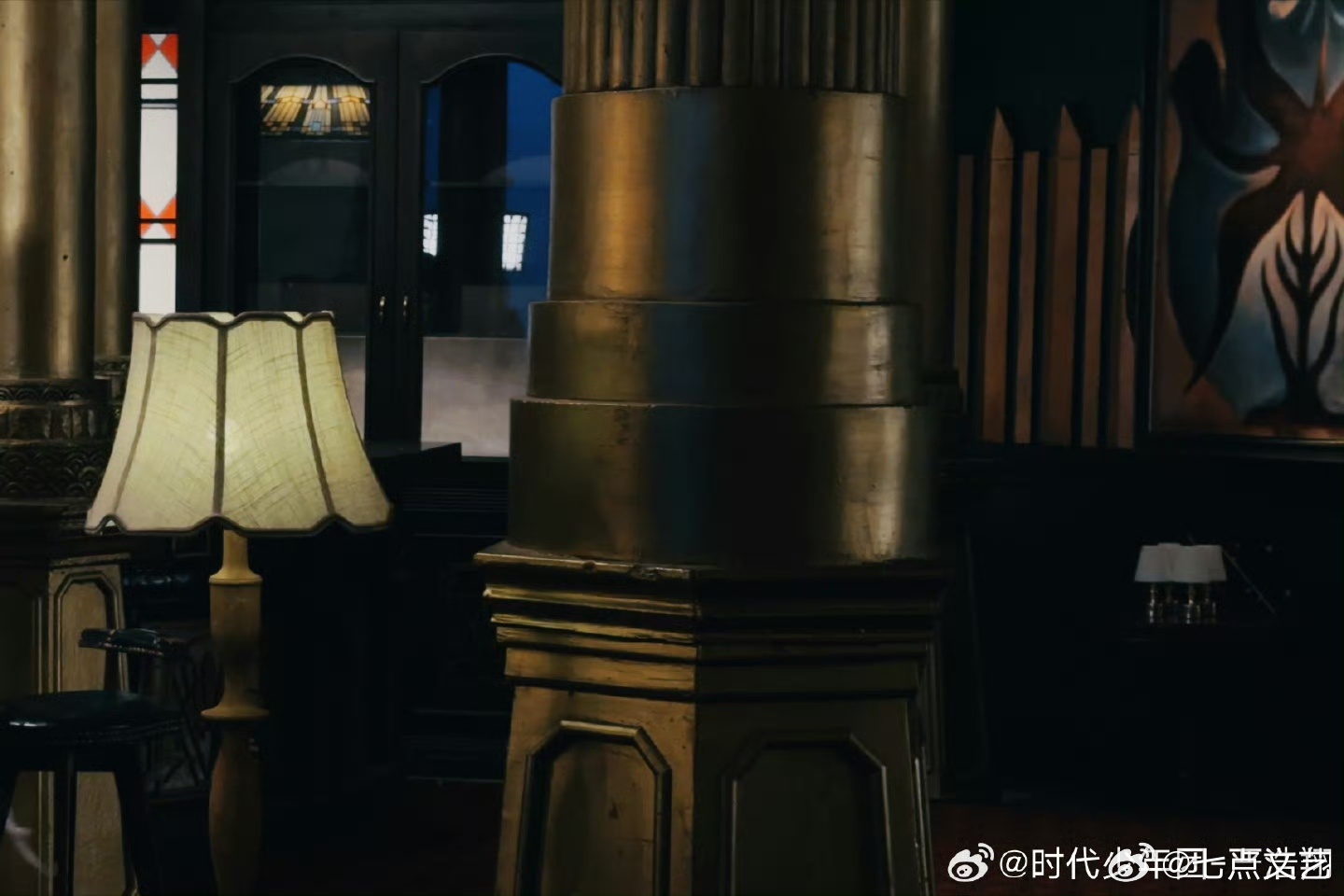 严浩翔个唱舞台拆解严浩翔SM2物料：机械手套象征对抗与坚韧，暗黑羽毛隐喻温柔与守