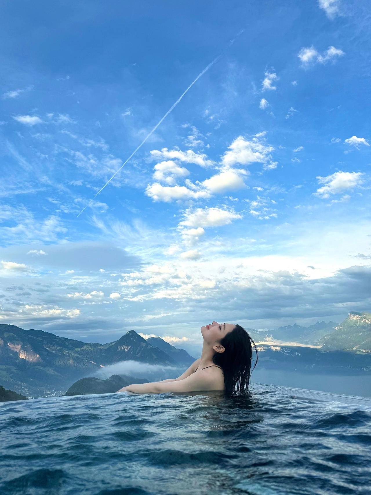 在泳池里仰望蓝天，享受美好时光。泳池活力照 度假风泳池写真