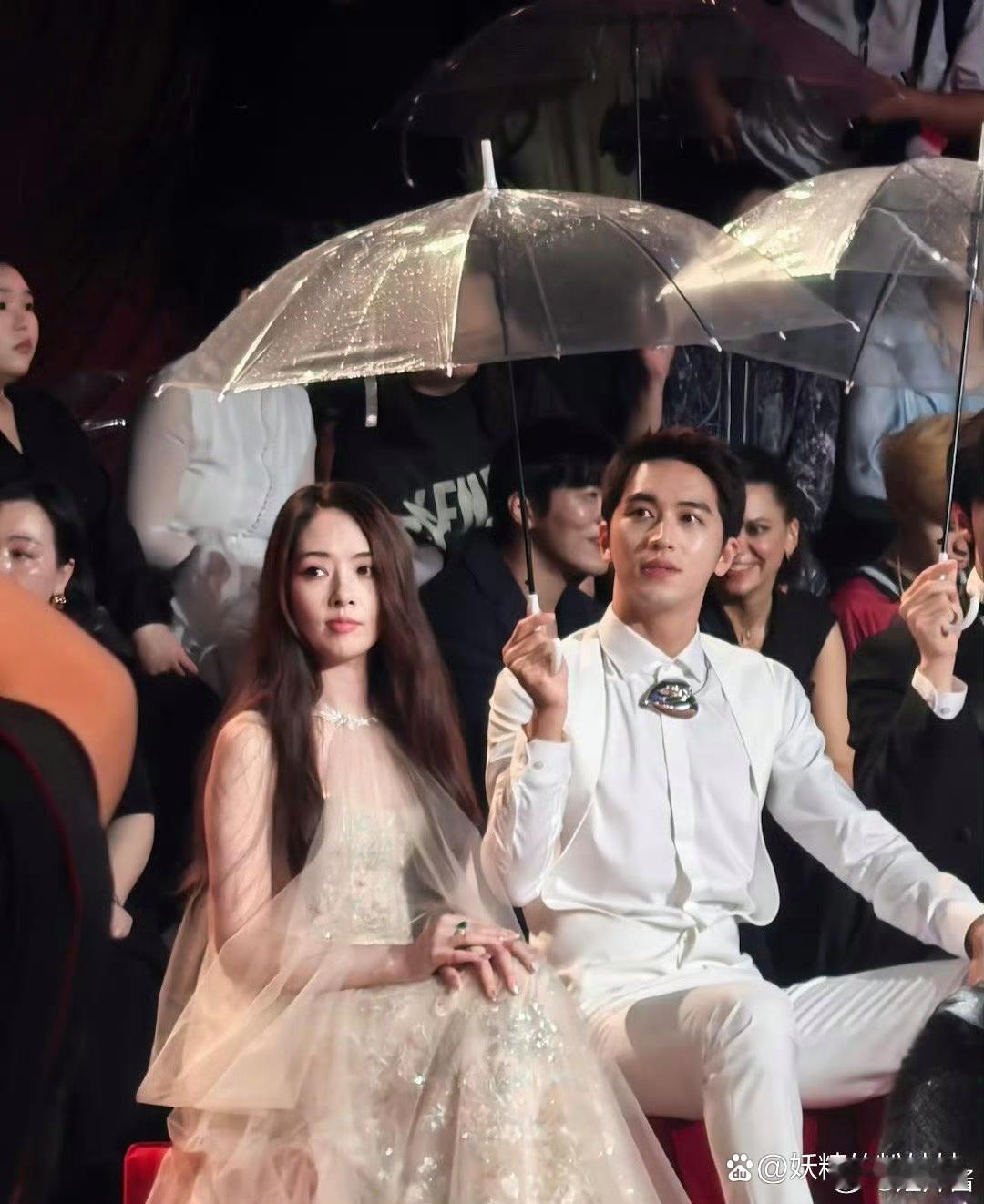 郭碧婷许魏洲三亚看秀，现场下起了雨，许魏洲全程为郭碧婷撑伞，果然美女就是要配帅哥