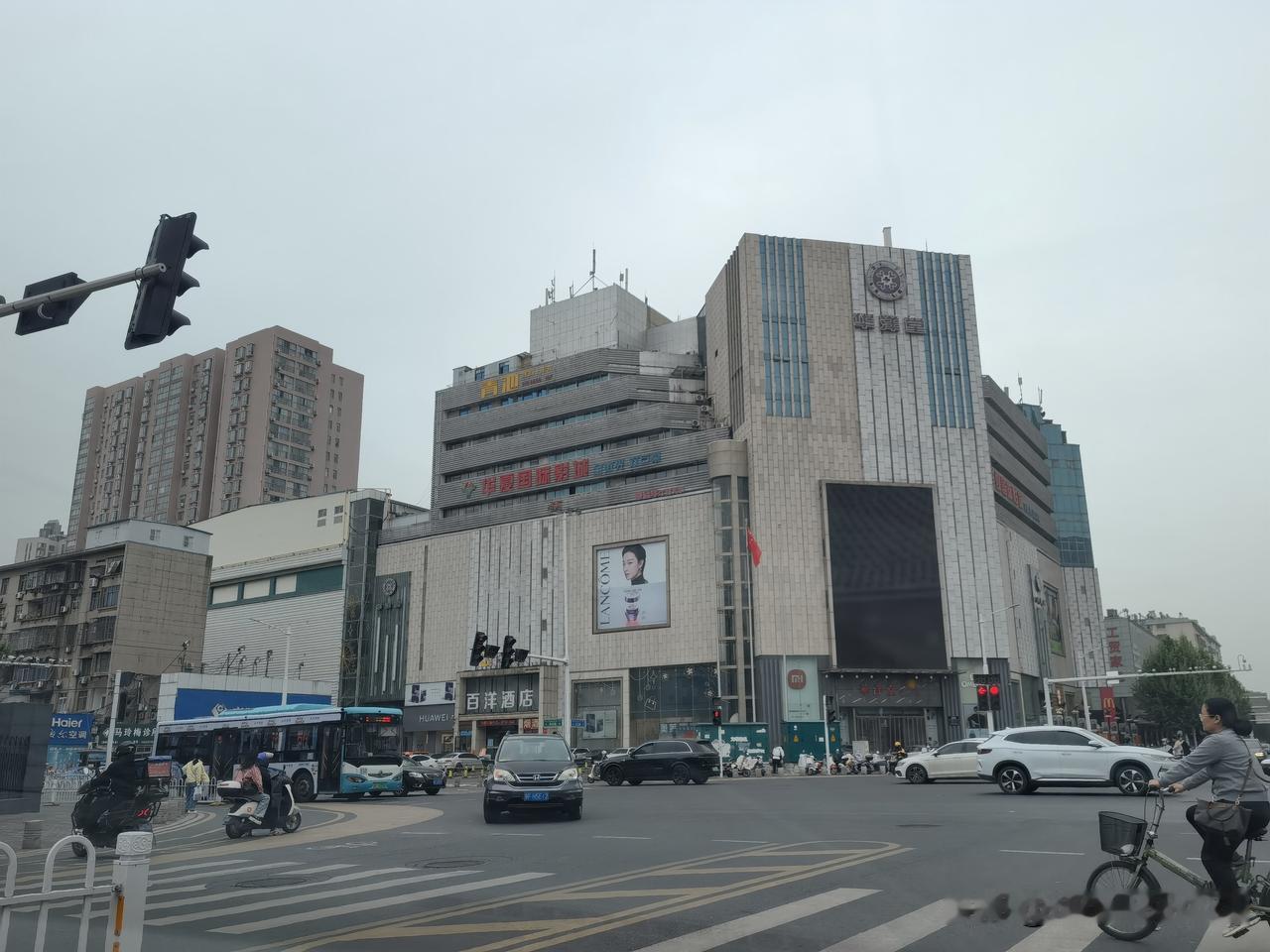 听说华洋堂门前的立体车库已经拆除了，还不太相信。前些天去华洋堂华夏影城看电影的时