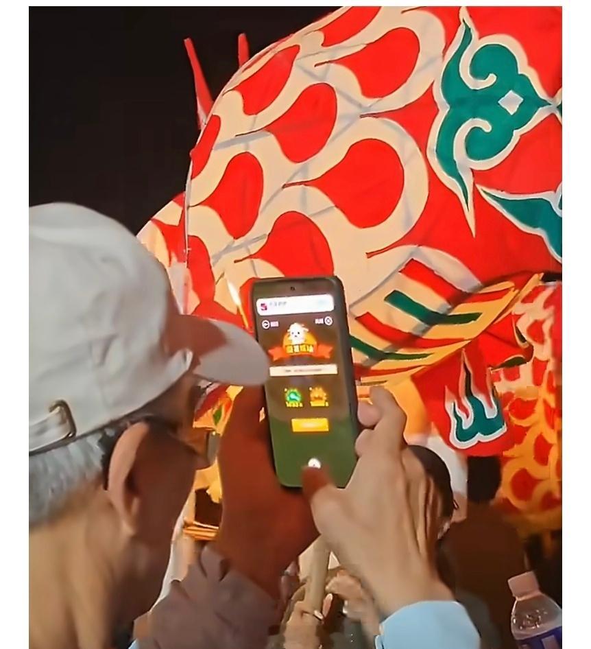 苹果手机 适合老人iPhone 也有广告，但是不多，不会像安卓阵营被系统入侵。这