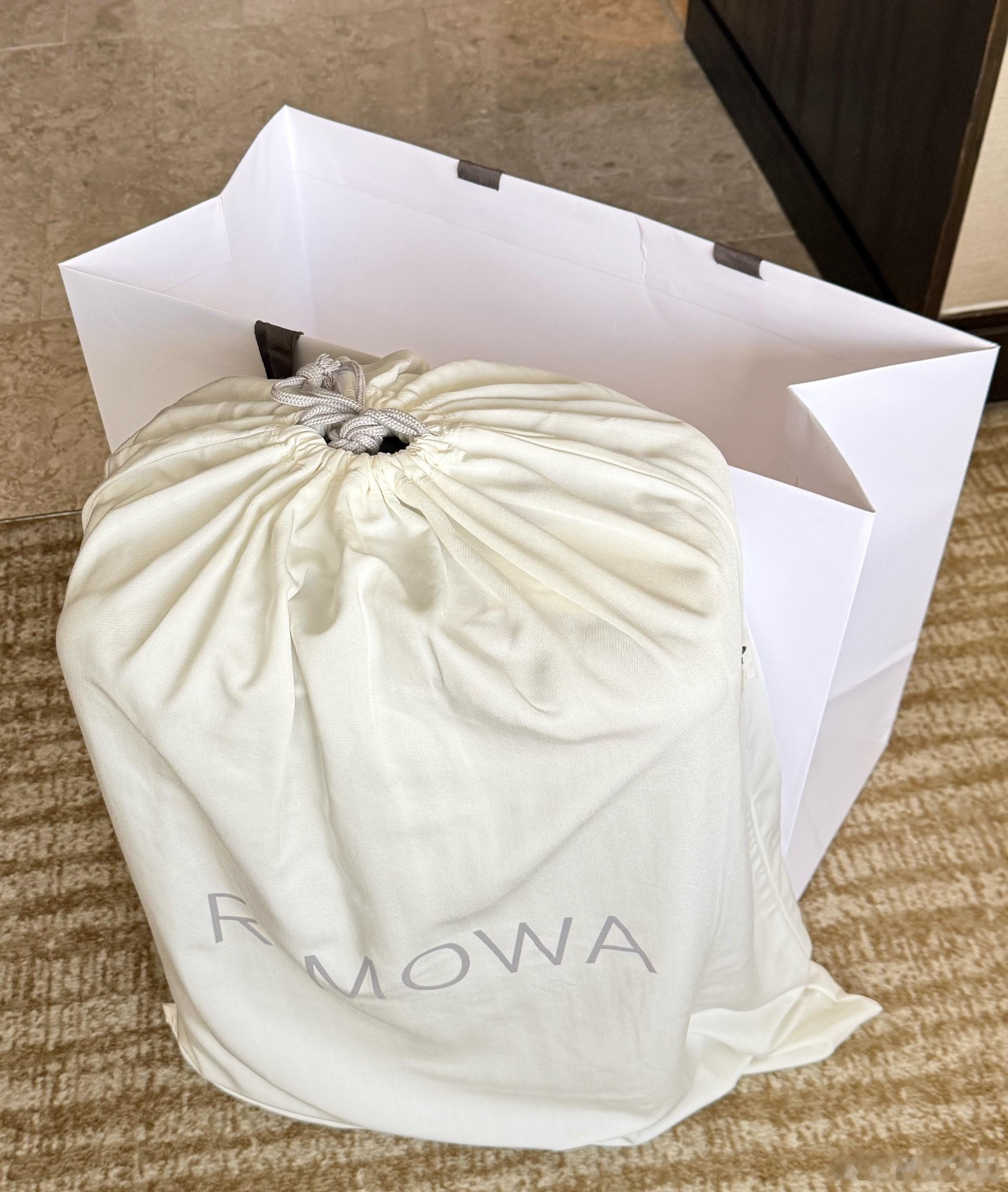 相比Dior 香奈儿 rimowa真的算便宜的了，这个拉链隔层虽然有点丑，但是真