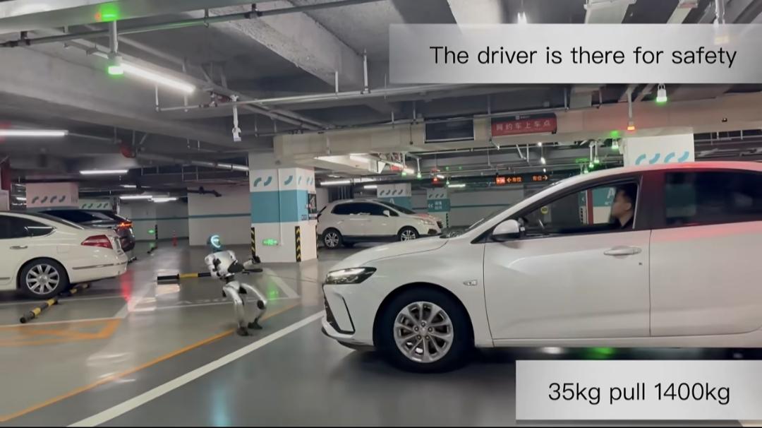 近日，北京智源人工智能研究院的研究人员成功训练了一台宇树G1机器人，让它拉动了一