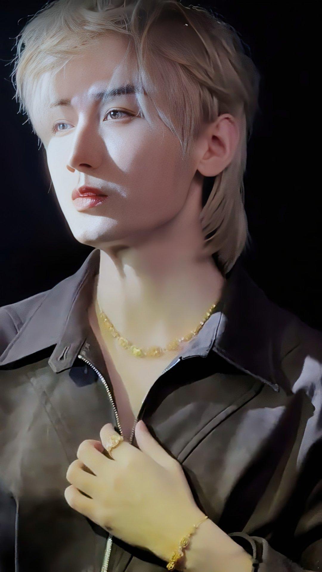 你眼底的璀璨，是对热爱的执着；心中的纯善，是对世界的温柔，成毅，唯你不可替代。成