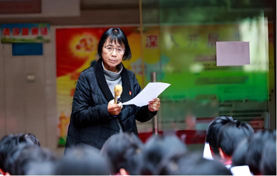 2007年，张桂梅被选为十七 大代 表，华坪县给她7000块钱买正装，谁知她不仅