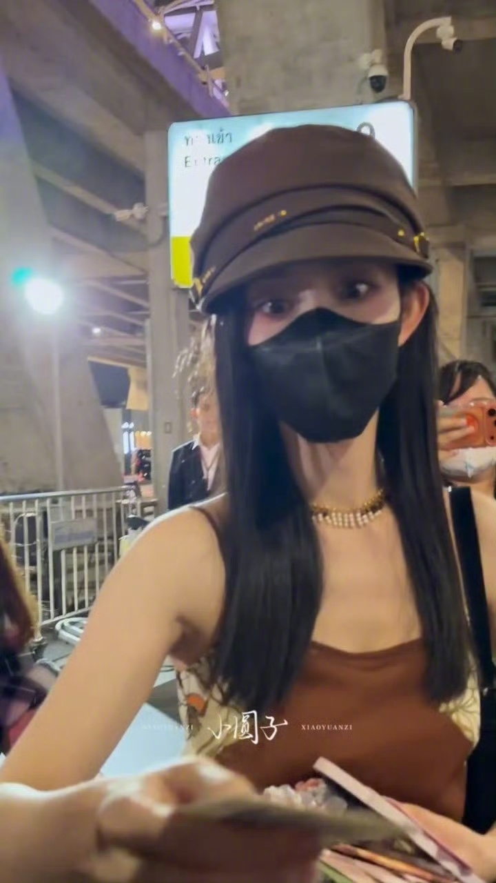 孟子义到达泰国这个小孟子义就这么可可爱爱一摇一摆的和大家打招呼，还蹲下来和粉丝拍