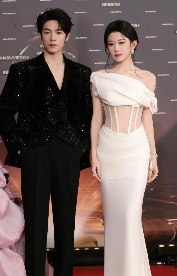 真情侣就是好磕哦，他俩好像已经十三搭了 