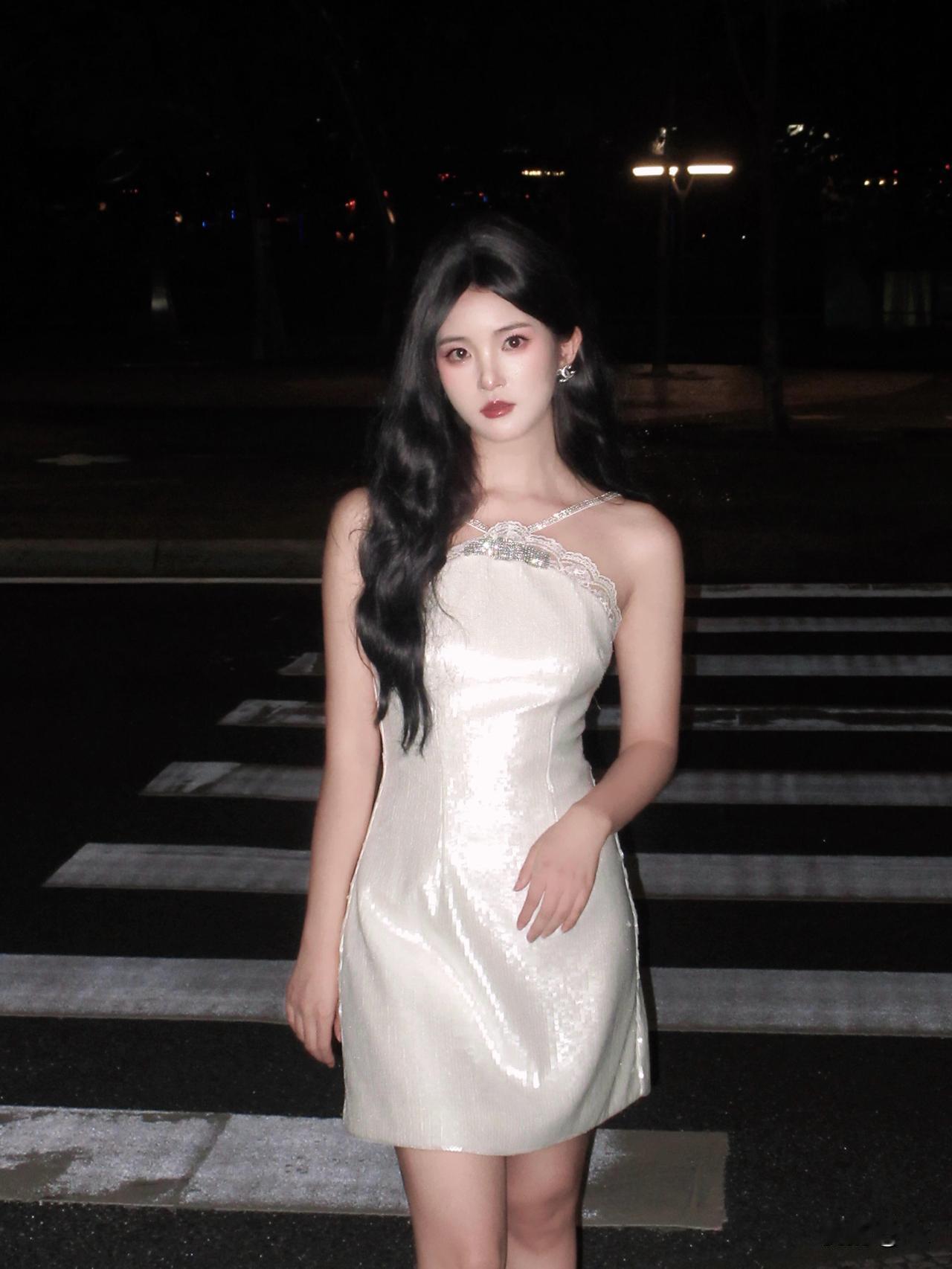 救命！夜晚斑马线穿这条裙子直接美成“发光体”～
带细闪的小白裙在夜色里流光溢彩，