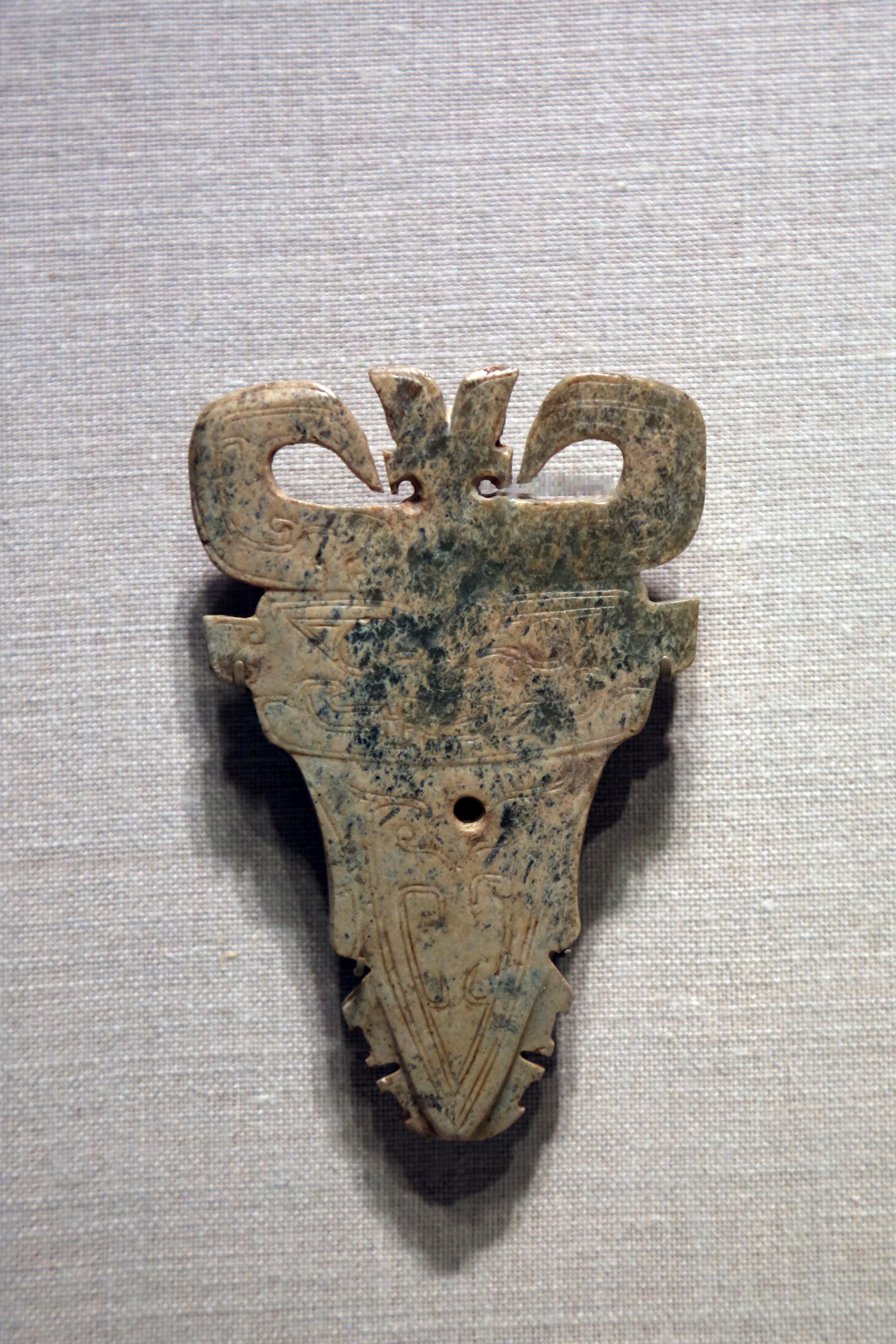 Freer美术馆收藏的商晚期:牛角兽面纹玉饰件。可能是模仿玉戈/钺一类的仪式杖器