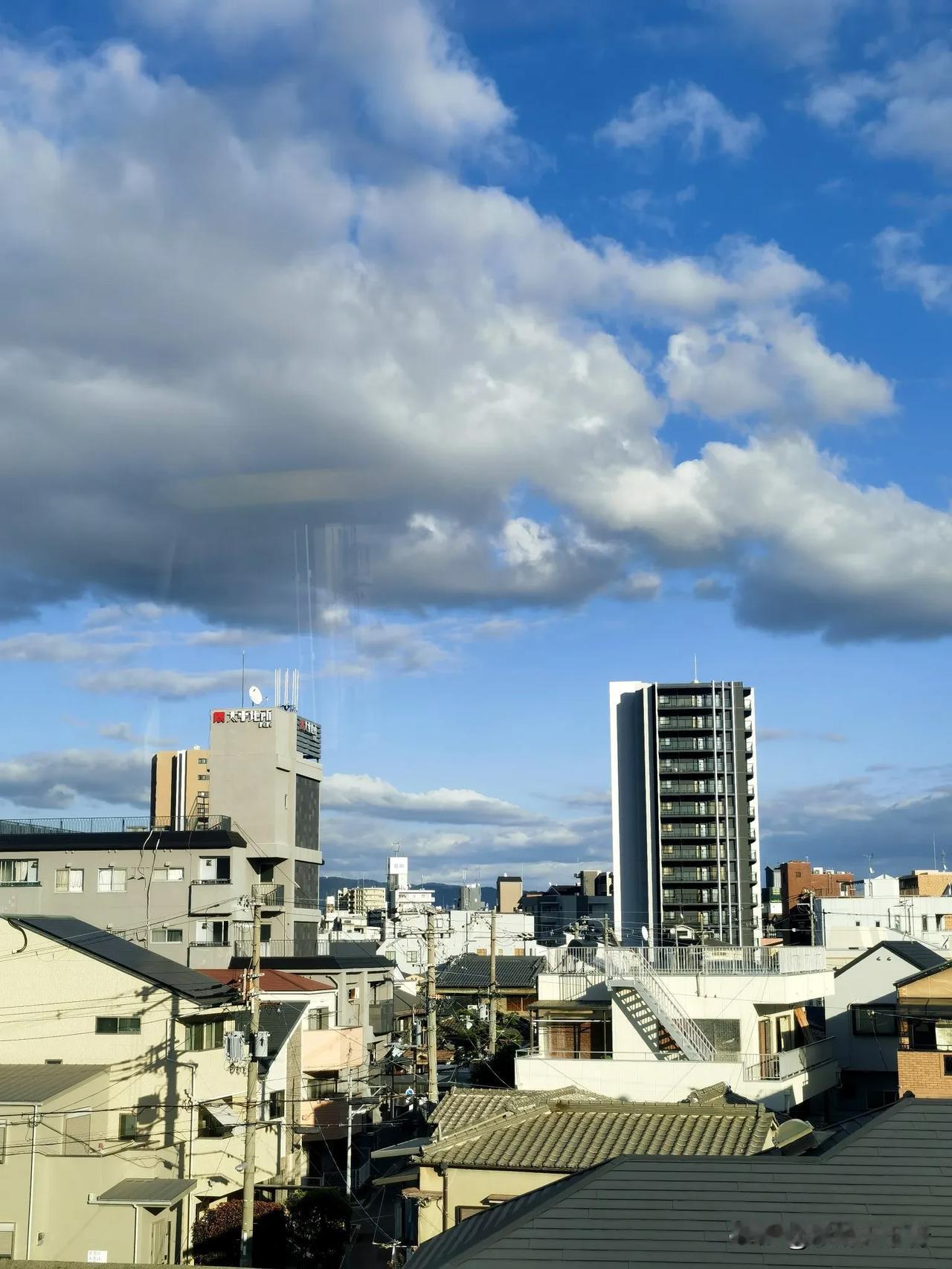 【风语】厚厚云层掩盖不住天空的湛蓝之美，思绪已上云端。
这里是日本大阪郊区，摄于