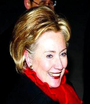 她没长成母亲的样子，却活成了母亲的终极作品。
 
希拉里用一生在镁光灯下厮杀，那