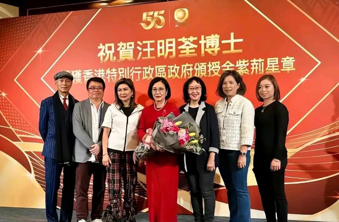 香港唯一获得金紫荆星章的艺人不是大名鼎鼎的成龙、周润发、刘德华、周星驰、李连杰，