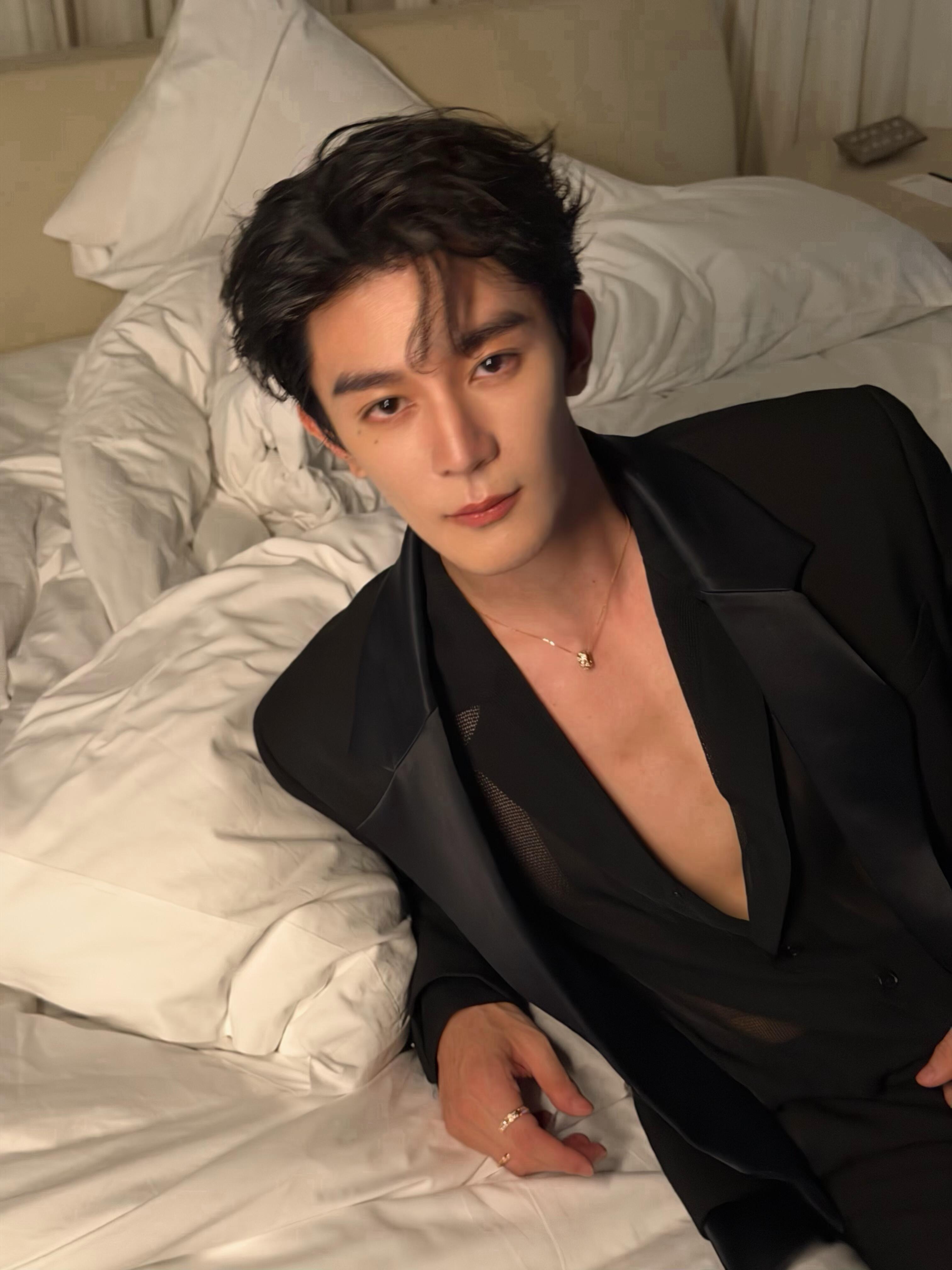 此男为何突然如此勤快 