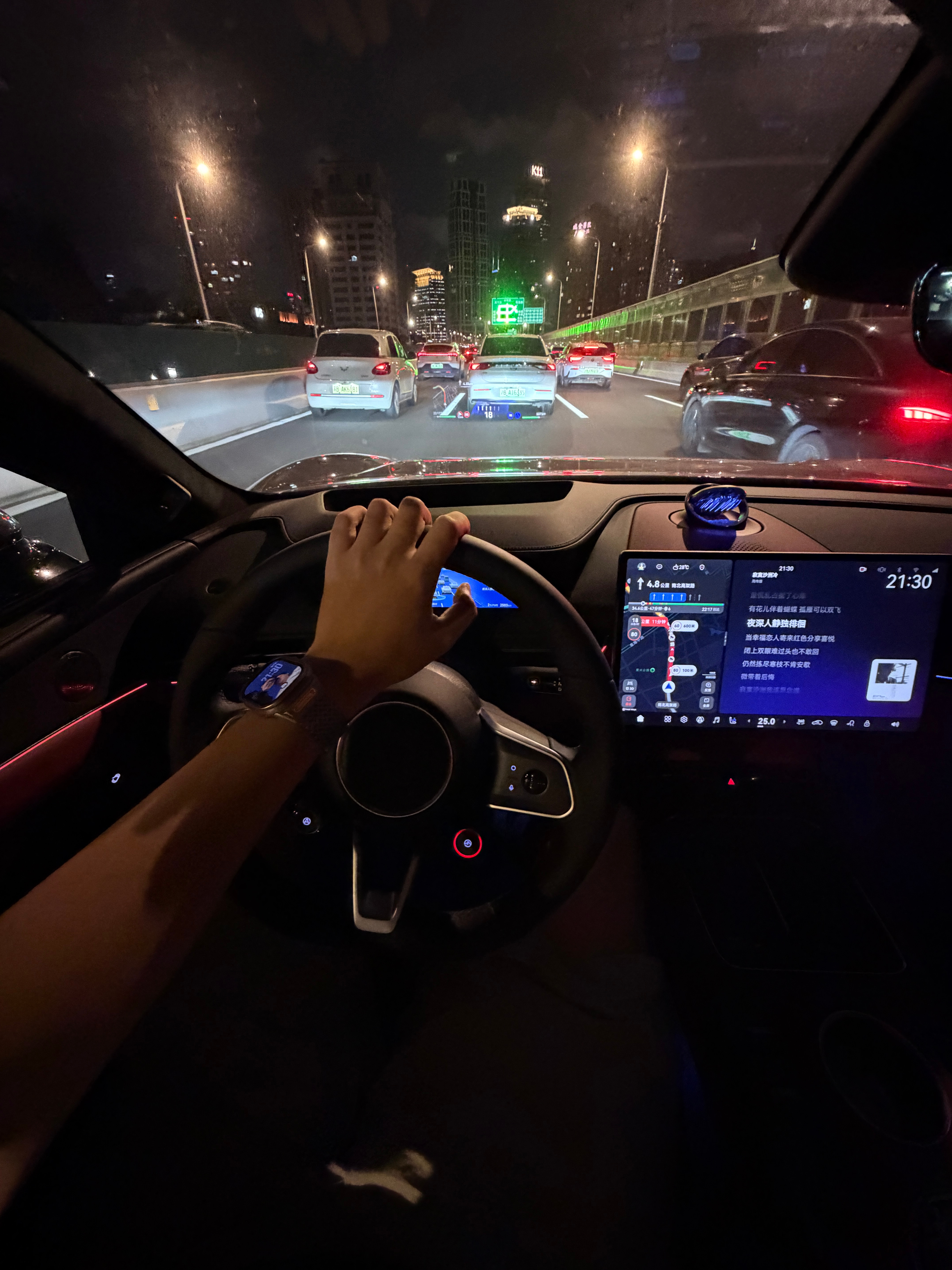 车灯、HUD、音响，智驾还有座舱全部都是华为的，整个贯穿的体验确实不错，UI的逻