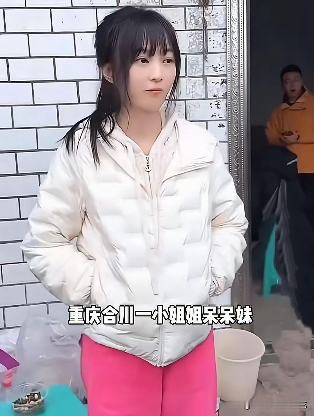 出于好奇心，
查了一下这个闯祸的呆呆，
今年23岁，在县城经营着一家小小的
锔瓷