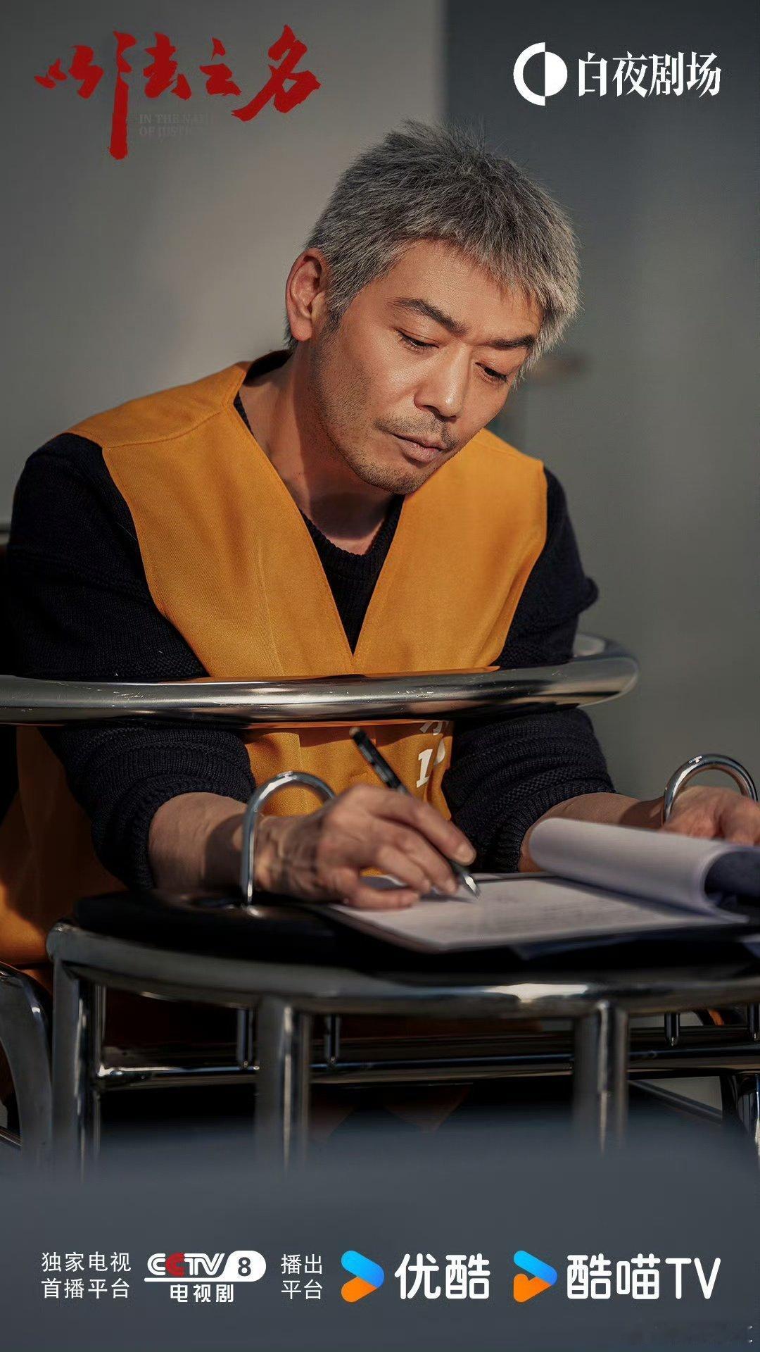 杨烁把自己演成观众认不出的样子杨烁在霸气黑老大的狠厉、虚弱病人的憔悴与时尚大片主