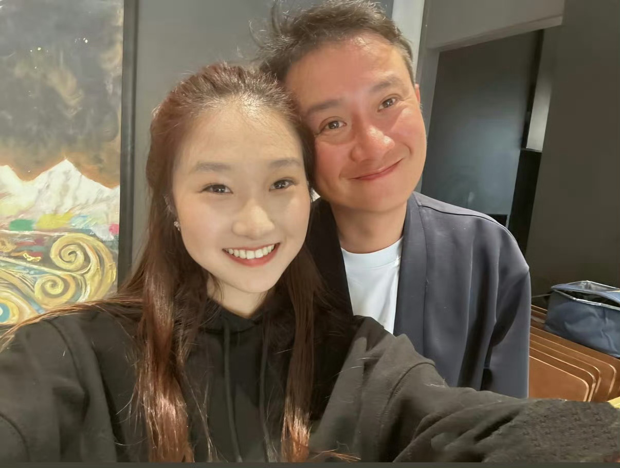 文章和女儿合照被说像明星文章女儿都这么大了，这么高的颜值