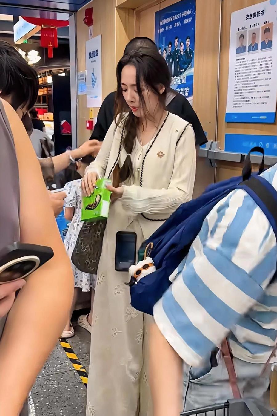 郭碧婷给所有伏地魔姐姐做了一个榜样，
按道理说，郭碧婷作为向家少奶奶，要钱有钱要