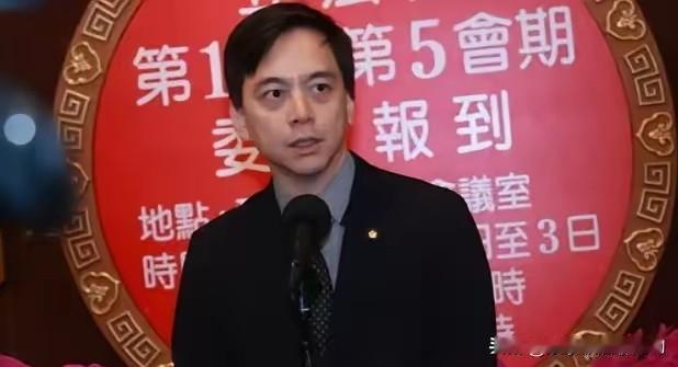 这个发言人可以辞退了，简直是胡说八道！

以前郑丽文去参加“秋祭”，他就乱说话，