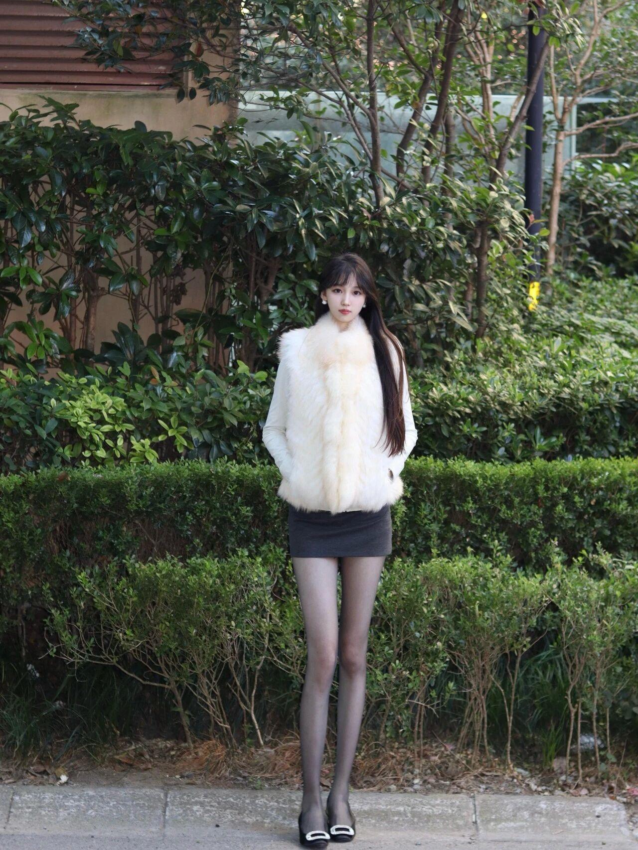 黑白穿搭真的永远不会出错，就像这身毛马甲配黑色短裙加黑丝，经典配色谁穿谁好看。