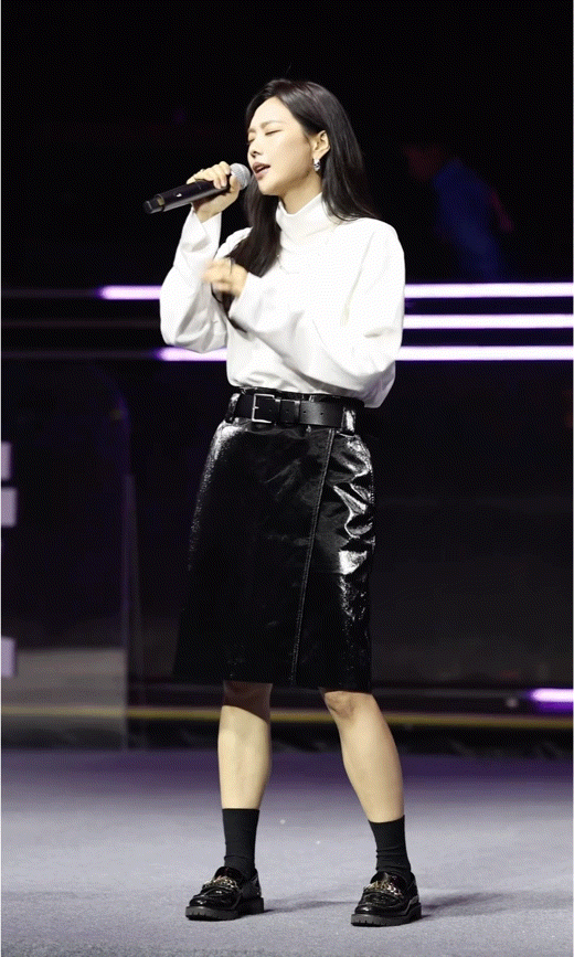 王霏霏大场面竟然穿平底鞋 恭喜王霏霏担任海口演艺推荐官！一身素雅打扮搭配平底鞋，