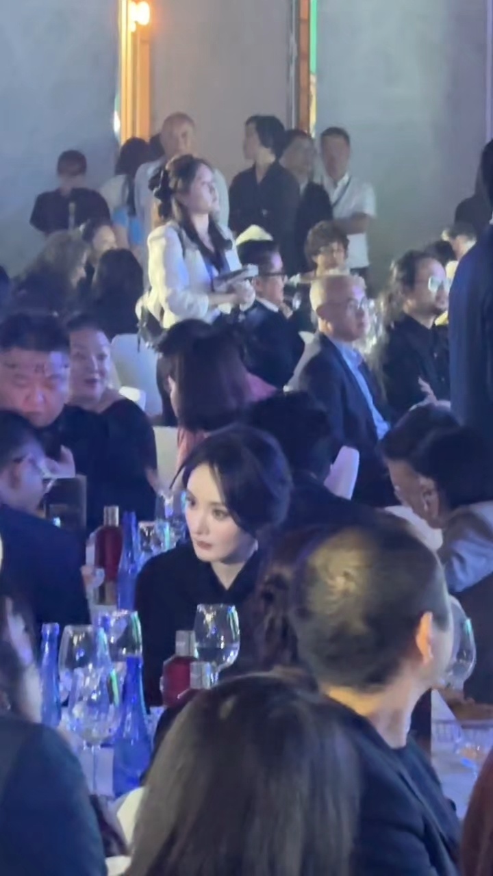 被杨幂美得大吸一口凉气，杨幂白玉兰提名晚宴内场怼脸生图，和迟蓬热聊中，俺们生万物