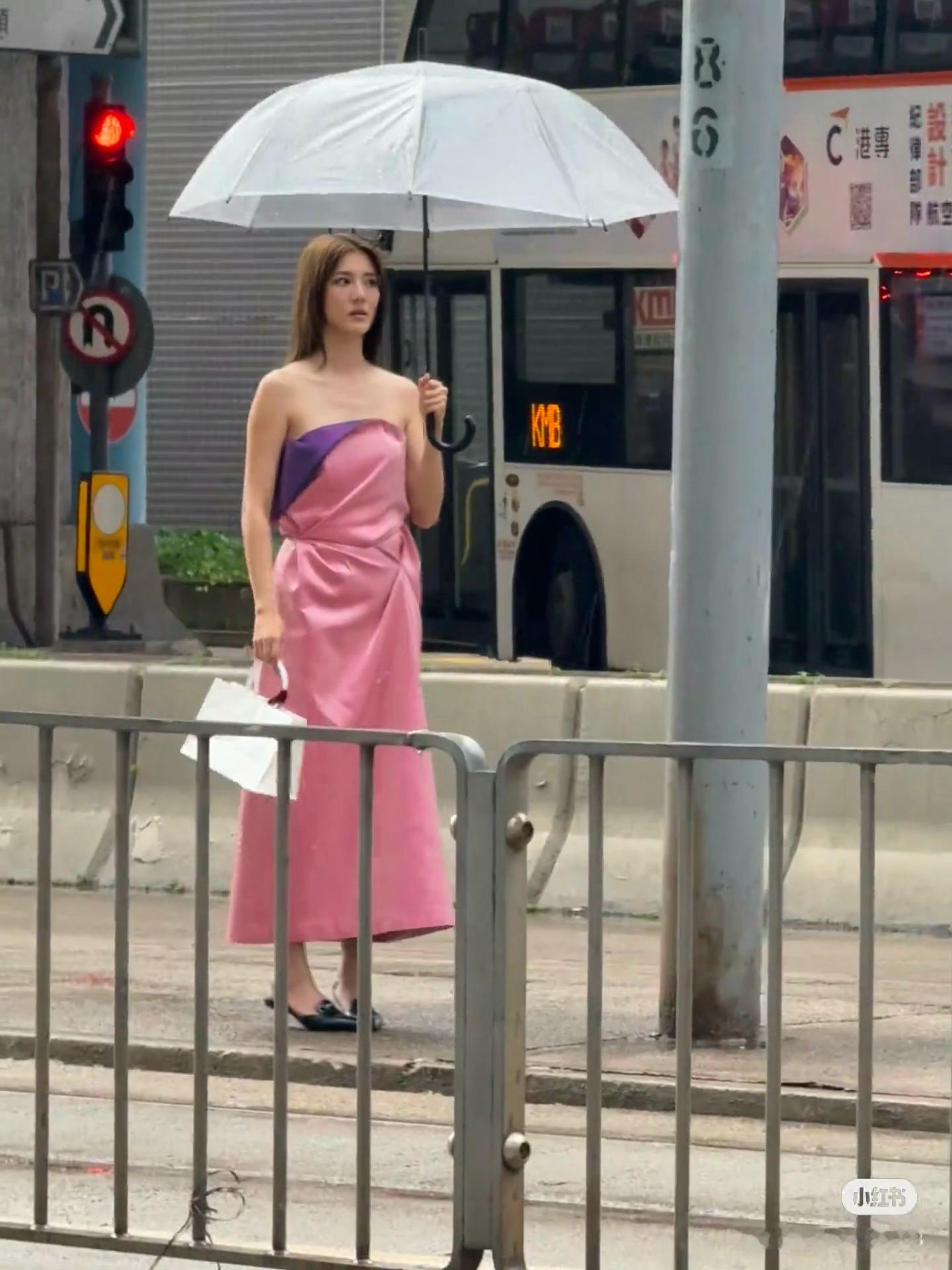 网友香港街头偶遇吴千语 ​​​