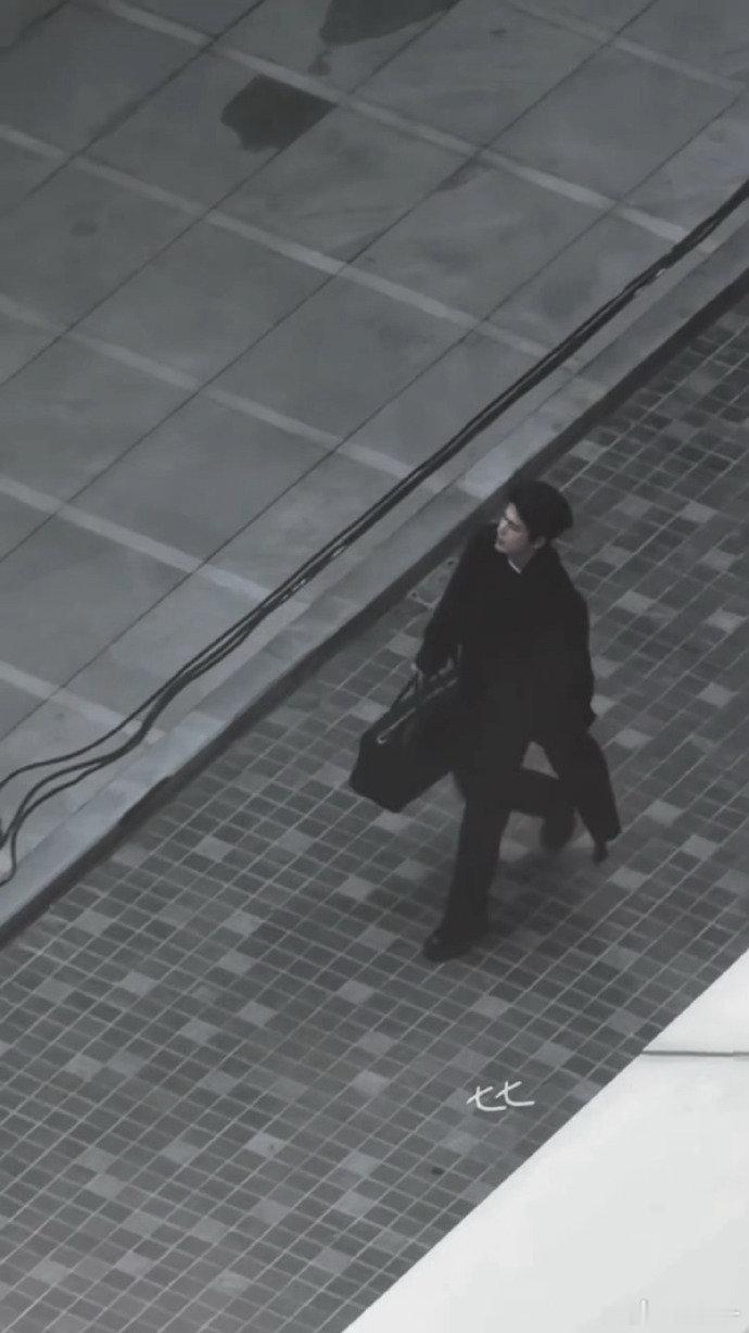 张凌赫随随便便走几步都能出圈，张凌赫是现偶的神！张凌赫在我们公司楼下拍广告