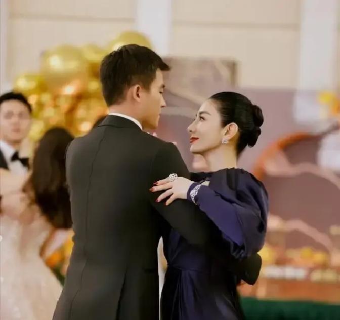 经常听老一辈在耳边唠叨，说离了婚的女人就是往火坑里跳，摆在面前的三条路全是一地鸡