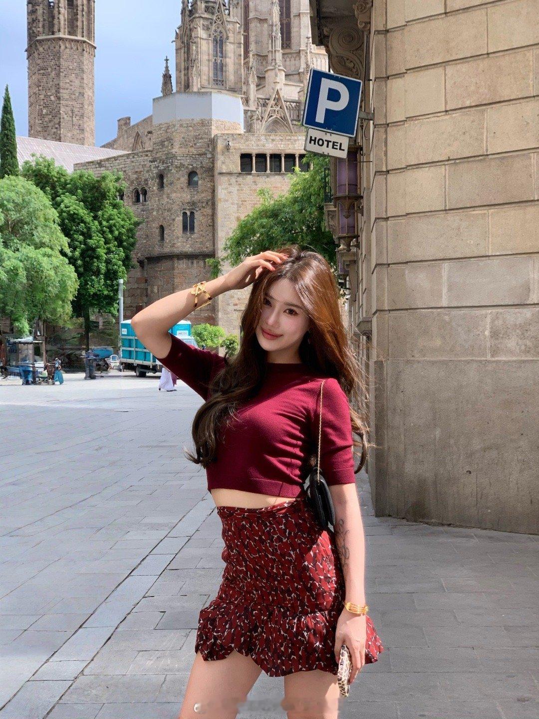 In Barcelona🇪🇸努力清清相册评论区抽一个老婆song红色一套[哈