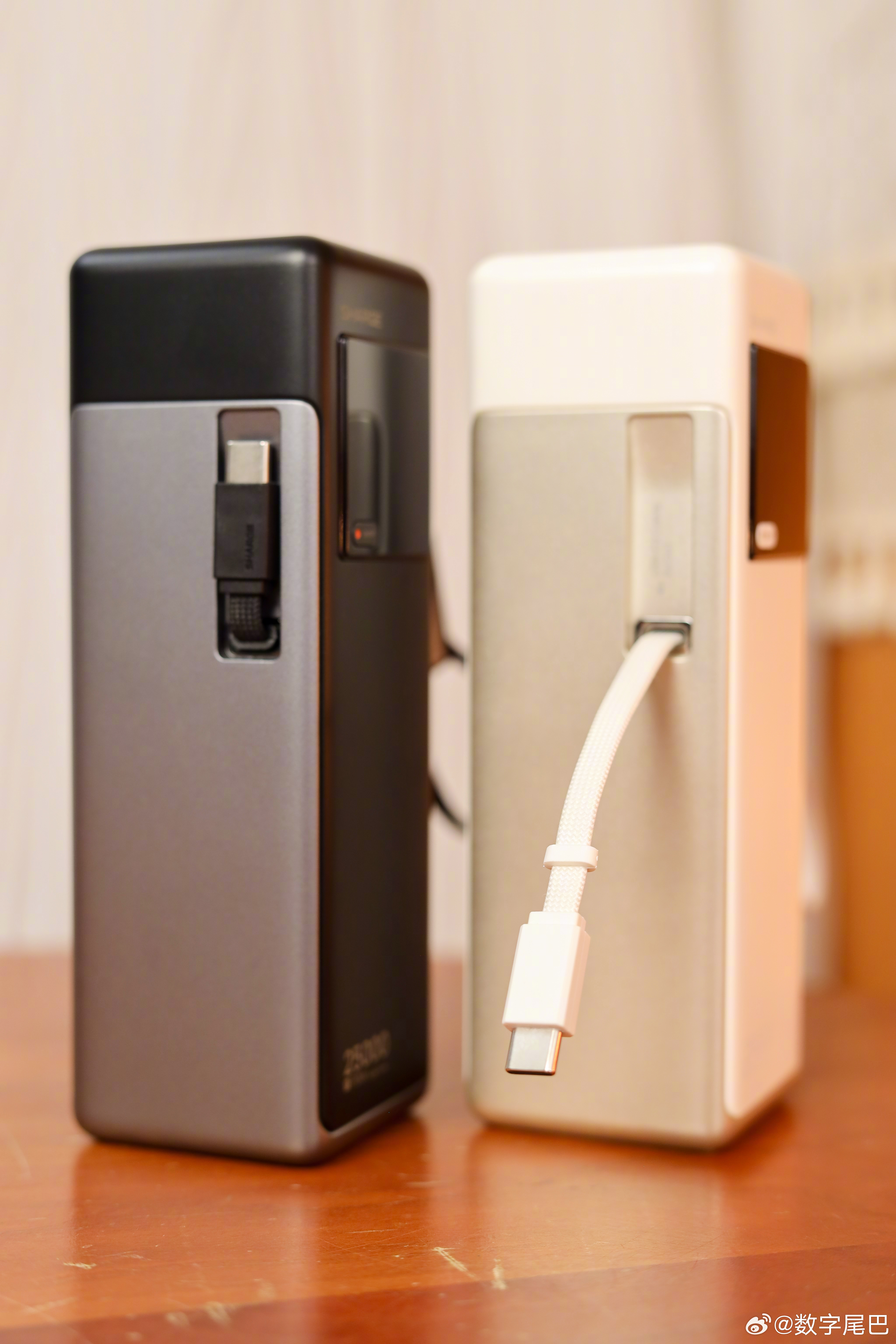 看看阿闪的 170 超大容量移动电源，顾名思义，最高输出功率就是达到了 170W