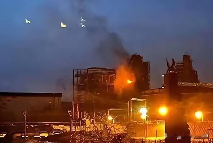 乌克兰最大的油气巨头一夜之间化为火海，7处核心能源厂被炸塌。防空导弹一颗都拦不住