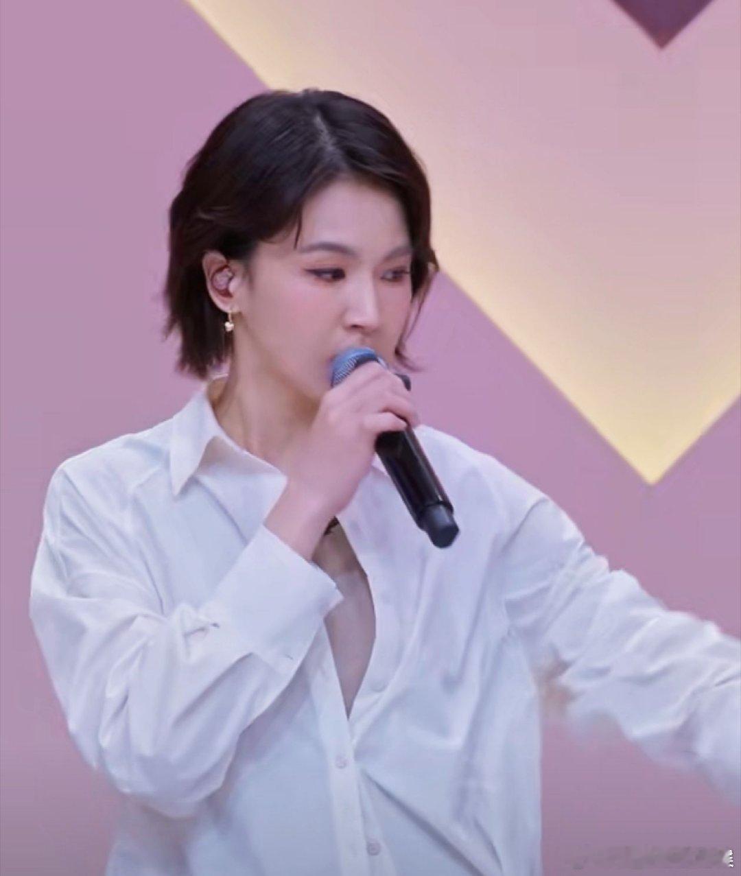 曾沛慈换声线改唱法了 曾沛慈话筒《宝莲》越听越上头！曾沛慈巧妙更换声线、调整唱法