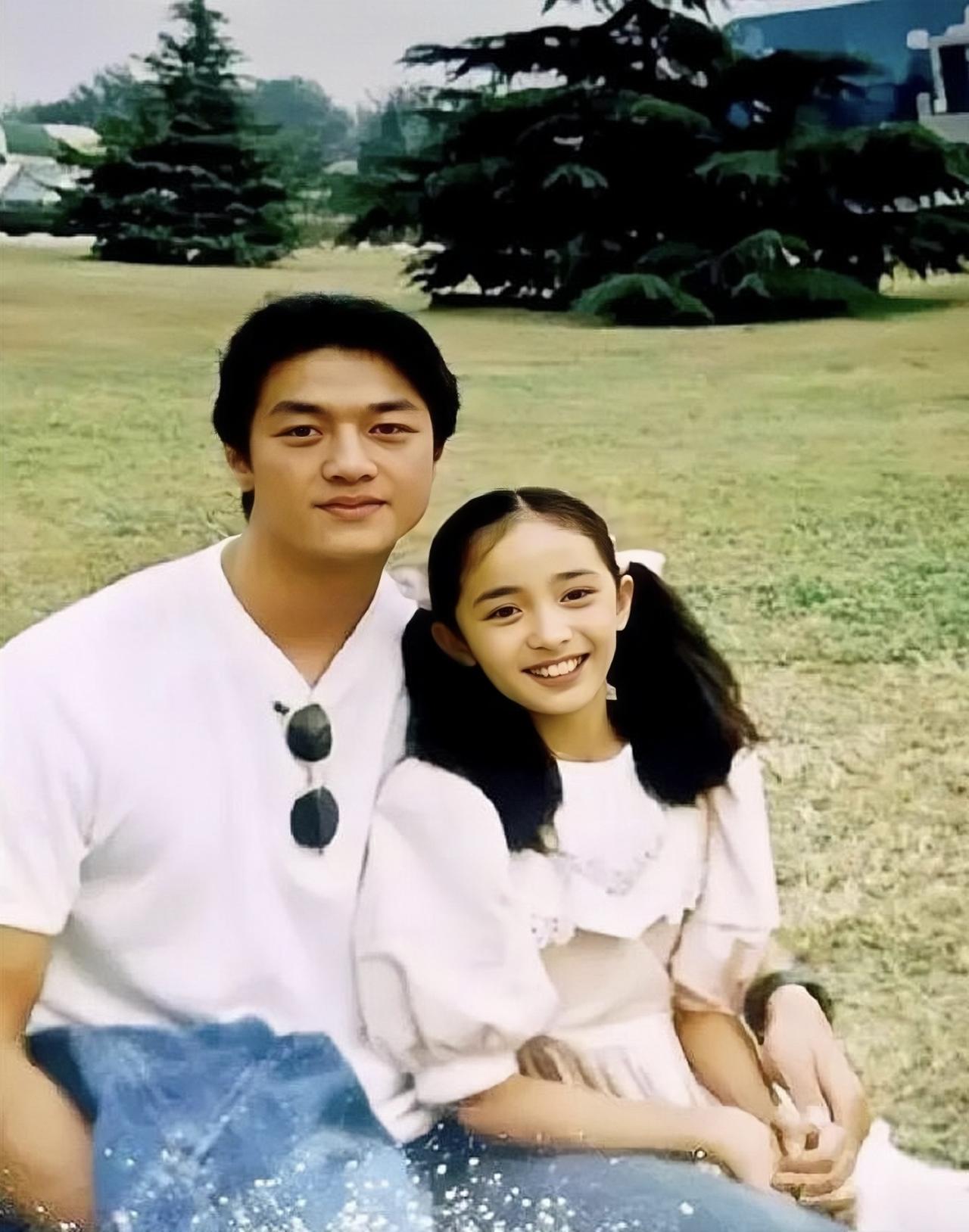 1997年，李亚鹏与杨幂拍电影《歌手》时期的一张合影。

当时，11岁的杨幂饰演