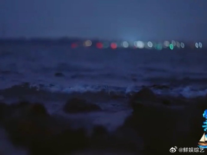 王鹤棣王传君武大靖熬夜看星星海风伴着星光，三人凑在一起熬夜看星，这画面也太温柔治