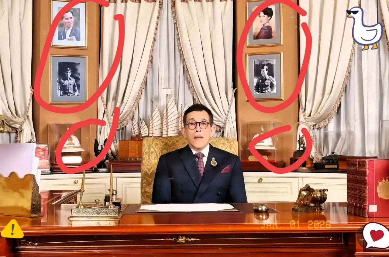 泰国国王玛哈这次的新年致辞，真是有意思。

背景布置那是相当讲究，墙上挂着老国王