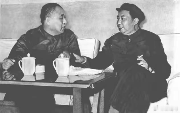 1977年华主席到辽宁考察时，和沈阳军区司令员李德生将军的一张珍贵合影。令人意想