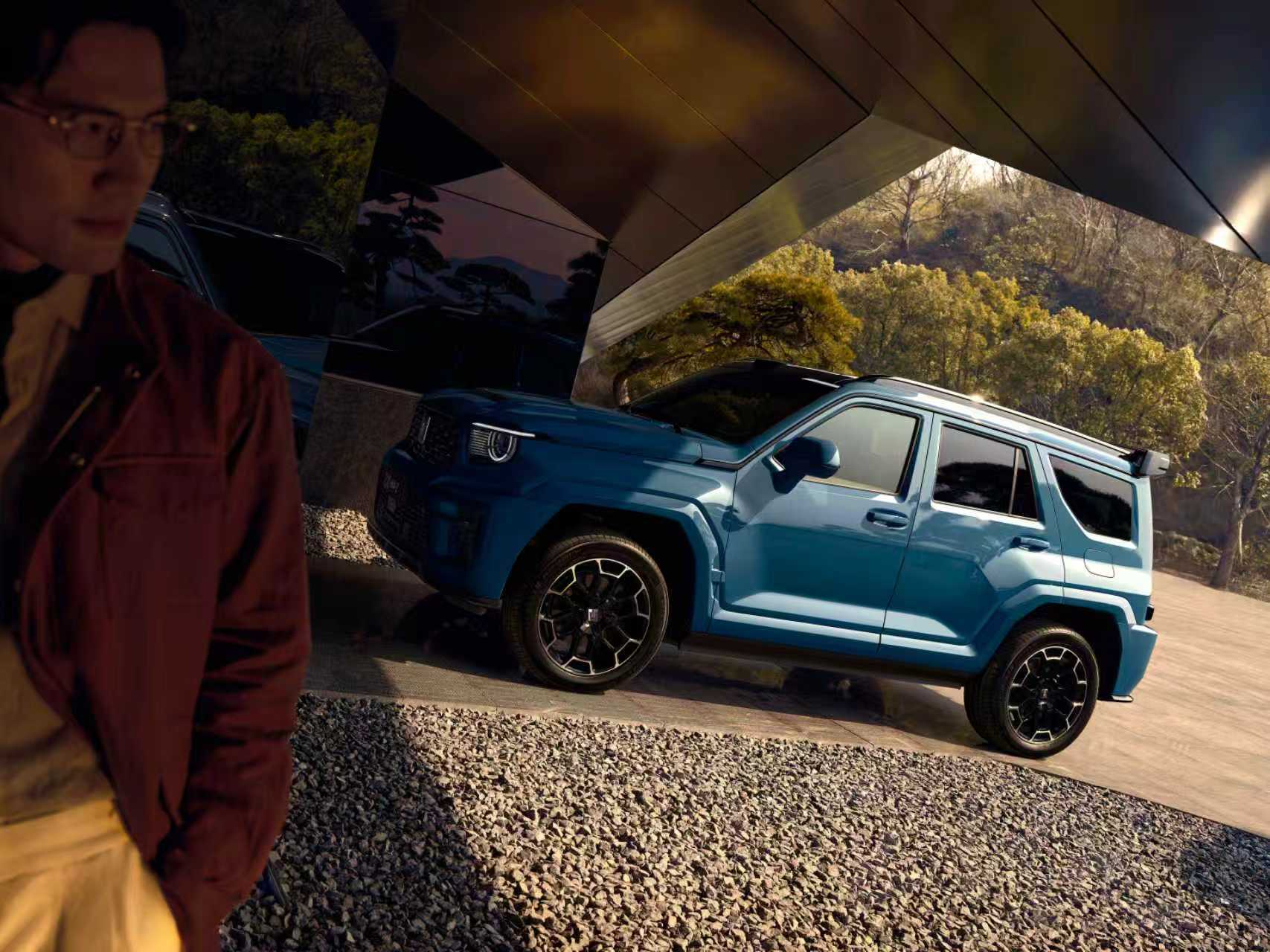 聊个品牌话题，十年前，如果你去新疆自驾，离开城市，开到广袤的戈壁和沙漠，越野车基