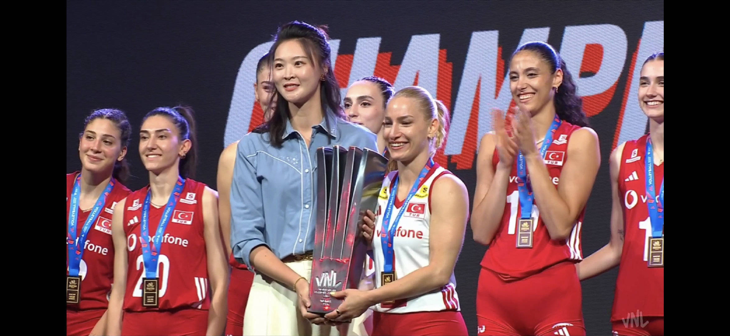 里约奥运会冠军惠若琪给冠军球队土耳其🇹🇷女排颁发冠军奖杯🏆2026世界女排