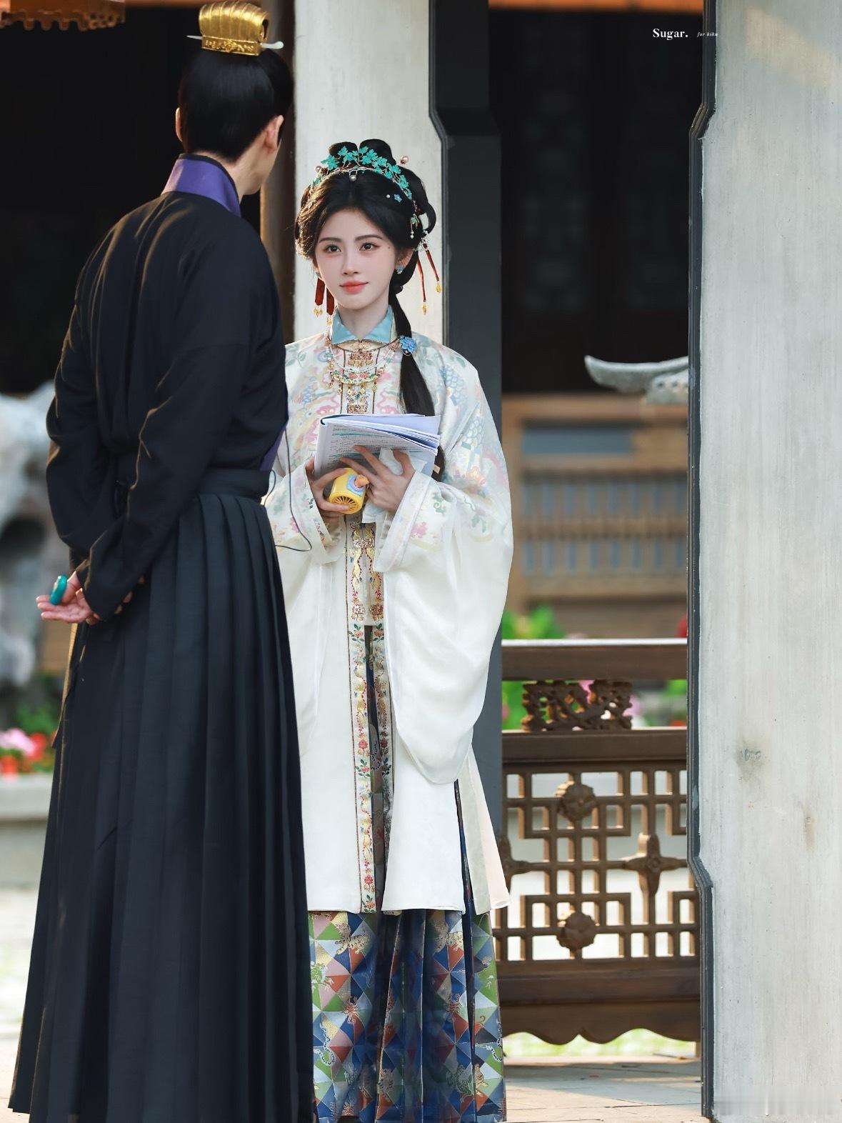鞠婧祎万花世界明制马面裙谁能拒绝鞠婧祎这套氛围感拉满的明制马面裙造型！此次宅斗古