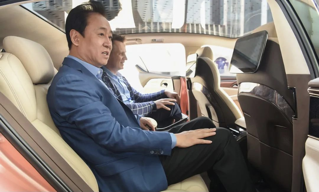 【#恒大汽车# ：账上现金2亿，总负债超1800亿，控制成本，积极融资】恒大汽车