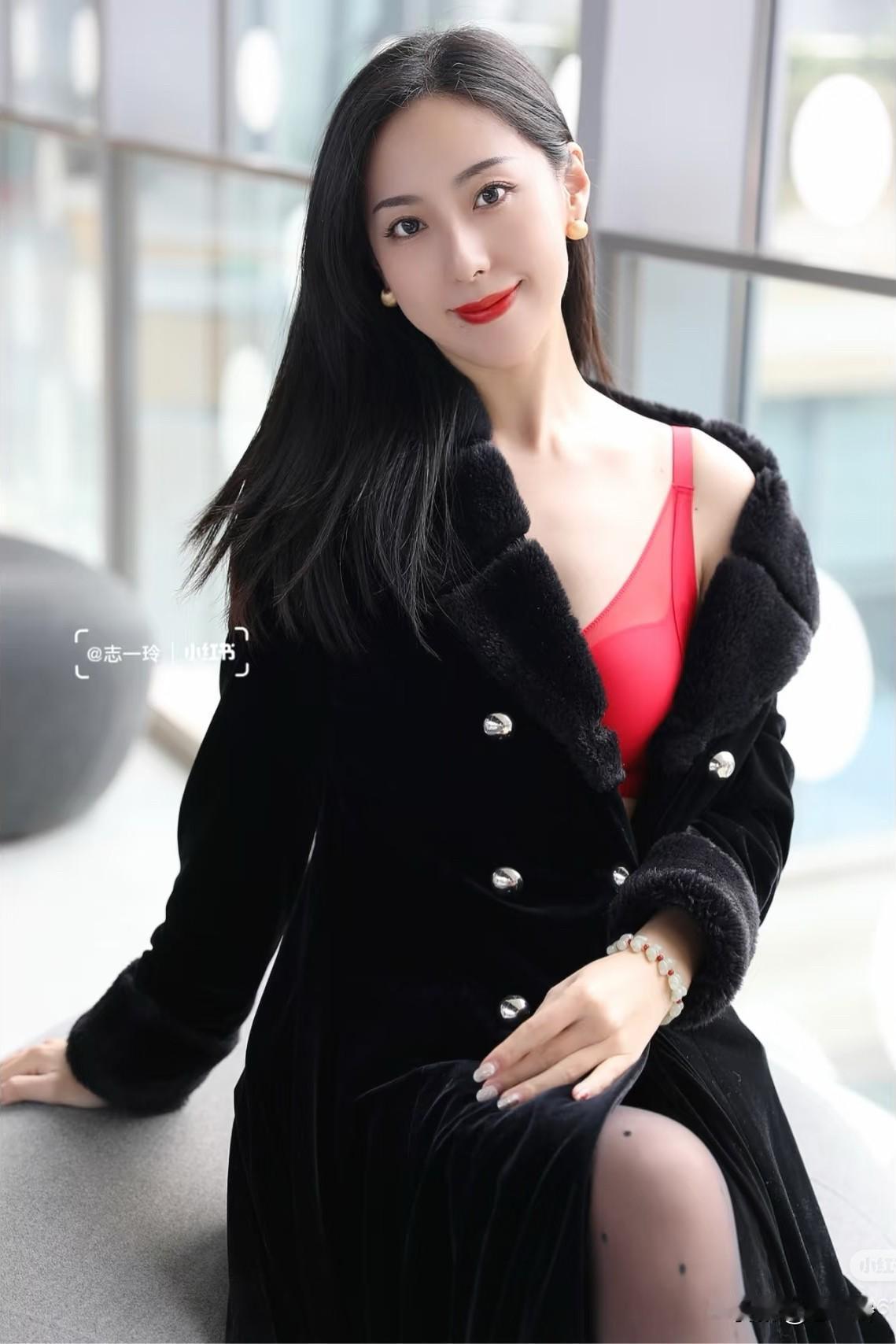 春日穿搭指南：黑色毛绒外套+红色内搭，温暖又时尚！