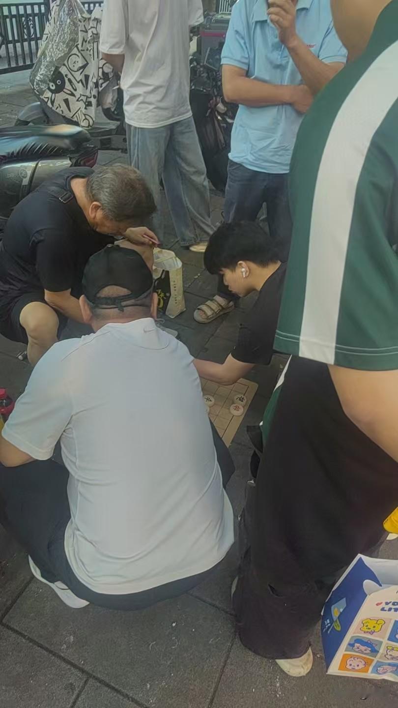 下象棋小伙子怎么就输了4000元呢？

不懂了，这不是下象棋娱乐的吗？怎么成了赌